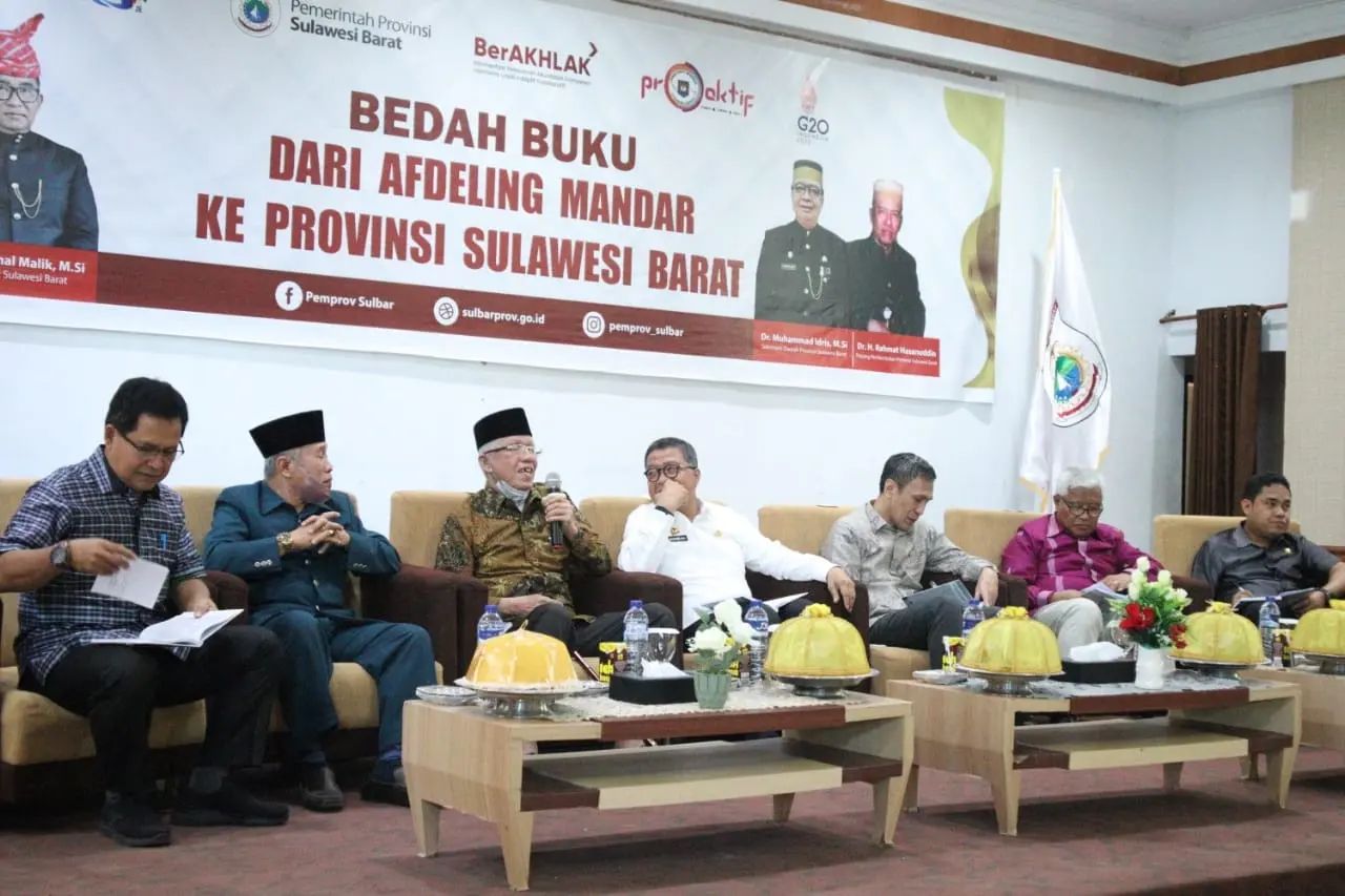 Usman Suhuriah Hadiri Bedah Buku Dari Afdeling Mandar ke Provinsi Sulawesi Barat